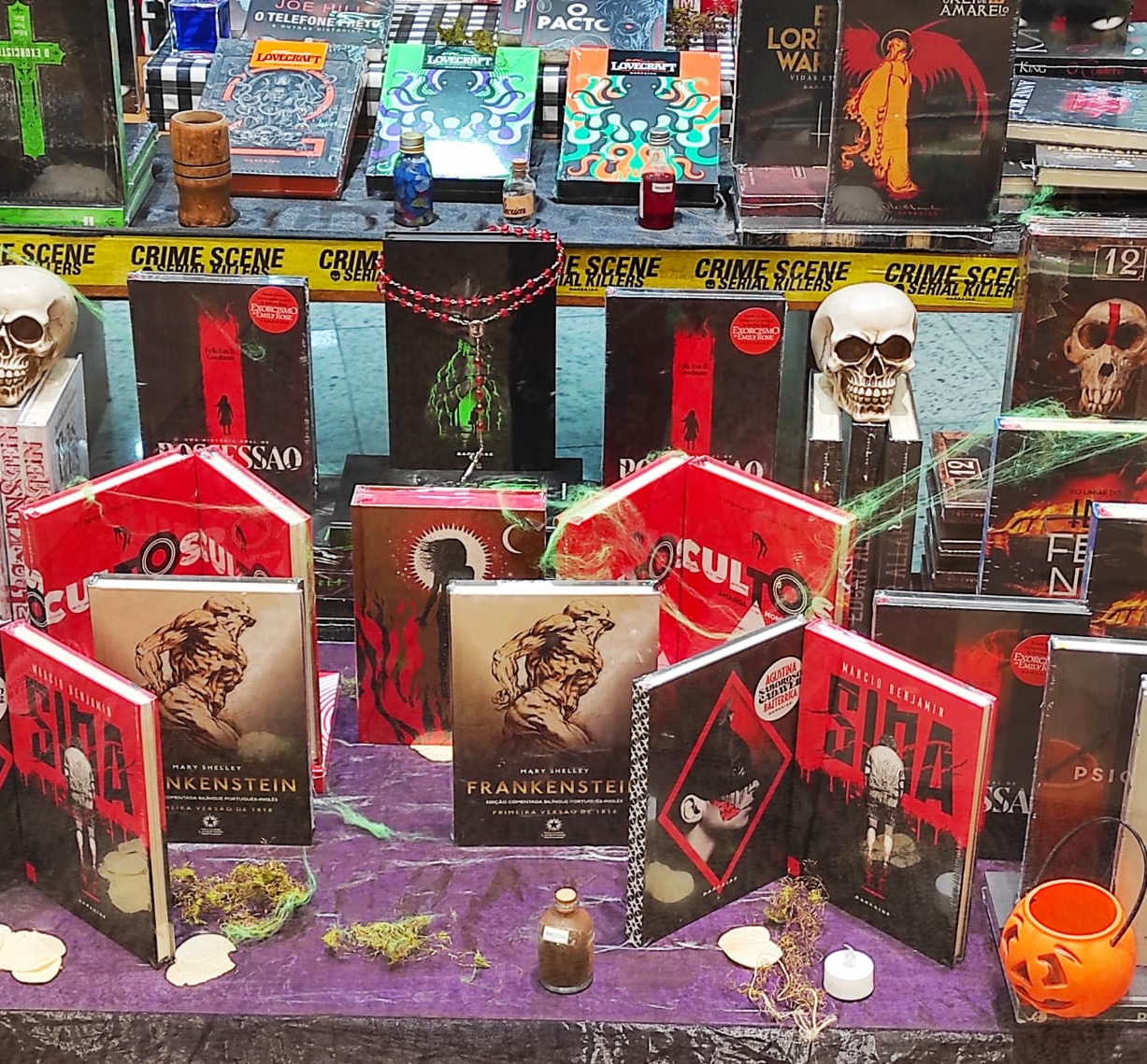 Halloween chega na Livrarias Curitiba trazendo histórias assustadoras e ofertas de arrepiar, em parceria com a Editora Darkside