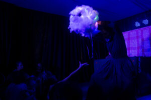 O singelo e cativante universo de “Magnólia e o Pássaro Falante”