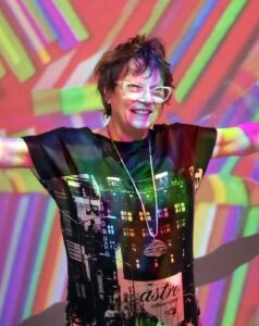 Marília Diaz lança livro para falar da relação das mulheres com o envelhecimento