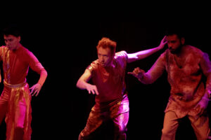 Cia de teatro estreia no Festival de Curitiba com espetáculo sobre emoções vividas