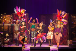 Coragem de ser feliz sem medo é o que toma o teatro em Carabé Coragem do Grupo Galpão