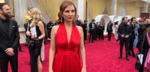 Documentário de Petra Costa, Apocalipse nos trópicos, é ovacionado no Festival de Veneza