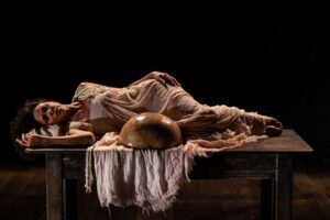 Com dramaturgia e atuação de Suzana Nascimento, o espetáculo “Em nome da Mãe” estreia em 7 de agosto no teatro Adolpho Bloch