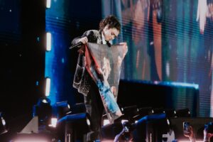 Luiza Martins emociona ao homenagear Marília Mendonça em São Paulo