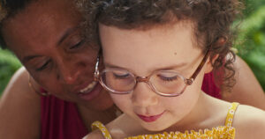 Longa-metragem “Meu Verão com Gloria”, da premiada diretora Marie Amachoukeli, entra em cartaz nos cinemas, nesta quinta-feira, 20