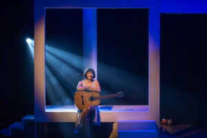 ‘Os Olhos de Nara Leão’, solo dirigido por Miguel Falabella e estrelado por Zeze Polessa, estreia em Curitiba