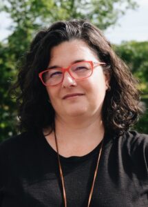 Mistério, cultura pop e traumas geracionais: Patricia Tischler estreia na literatura com Vanessa Halen: tudo o que não quis mas já