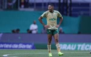 Rony a caminho do Atlético-MG: atacante desembarca em BH para assinar contrato