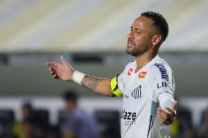 Santos ganha partida contra Água Santa após primeiro gol de Neymar no time