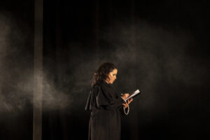 Prima Facie: “Olhe para sua direita, olhe para sua esquerda. Uma de nós.”