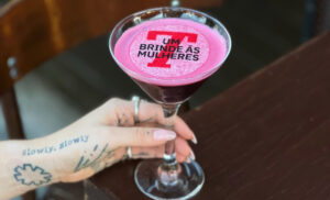 Sabor e simbologia: gastrobar de Curitiba lança drink especial para o Dia Internacional da Mulher