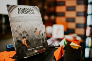 Distopia e identidade: HQ ‘Achados & Perdidos’ transforma São Paulo em um labirinto de solidão e pertencimento