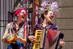 Espetáculo “rádiO atalalaiA” leva arte e irreverência a hortas comunitárias de Curitiba