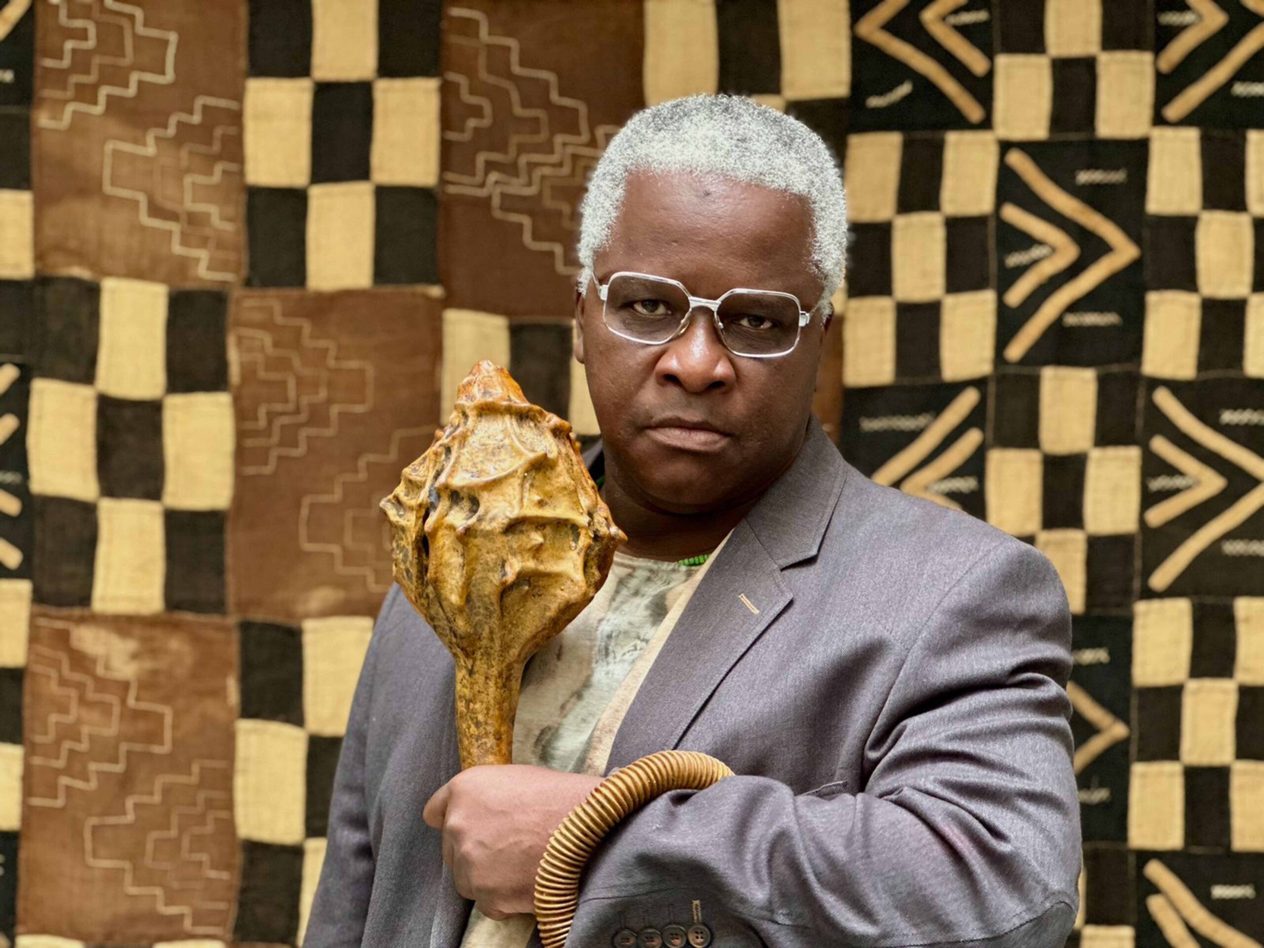 Espetáculo resgata trajetória de Abdias do Nascimento no Teatro SESC Copacabana e propõe reflexão sobre o teatro como ferramenta de resistência