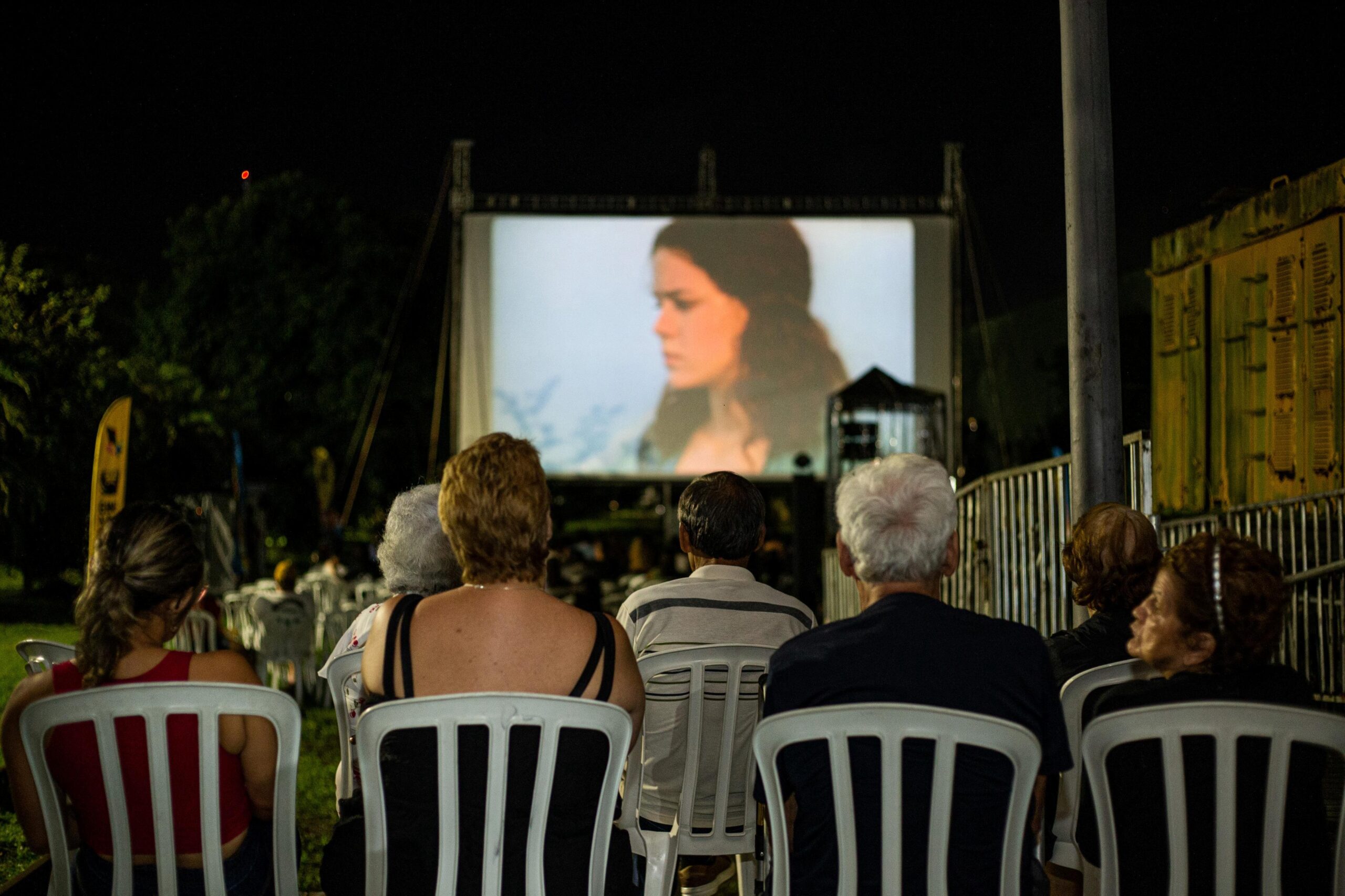 Cinema na praia e na estação: Cinenaguá leva telona ao ar livre para Paranaguá e Ilha do Mel