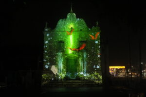 Fachada de igreja histórica de Guaratuba, no litoral do Paraná, fica repleta de cores com nova edição Festival Internacional de Projeção Mapeada