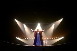 Fenômeno de público e crítica, espetáculo “Helena Blavatsky, A Voz do Silêncio” realiza curta temporada em Curitiba