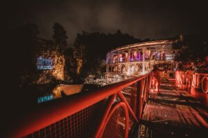 Maior festa de Réveillon de Curitiba chega mais uma vez na Ópera de Arame. Virada Paradisíaca já tem ingressos à venda