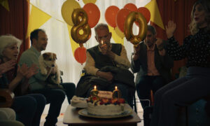 “A Memória do Cheiro das Coisas”, a delicadeza da solidão e o peso do arrependimento