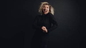 Denise Stoklos traz o premiado espetáculo “Mary Stuart” para  apresentações em Curitiba em comemoração aos seus 57 anos de carreira