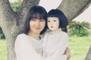 Terror japonês na febre dos bebê reborn chega aos cinemas em 6 de novembro