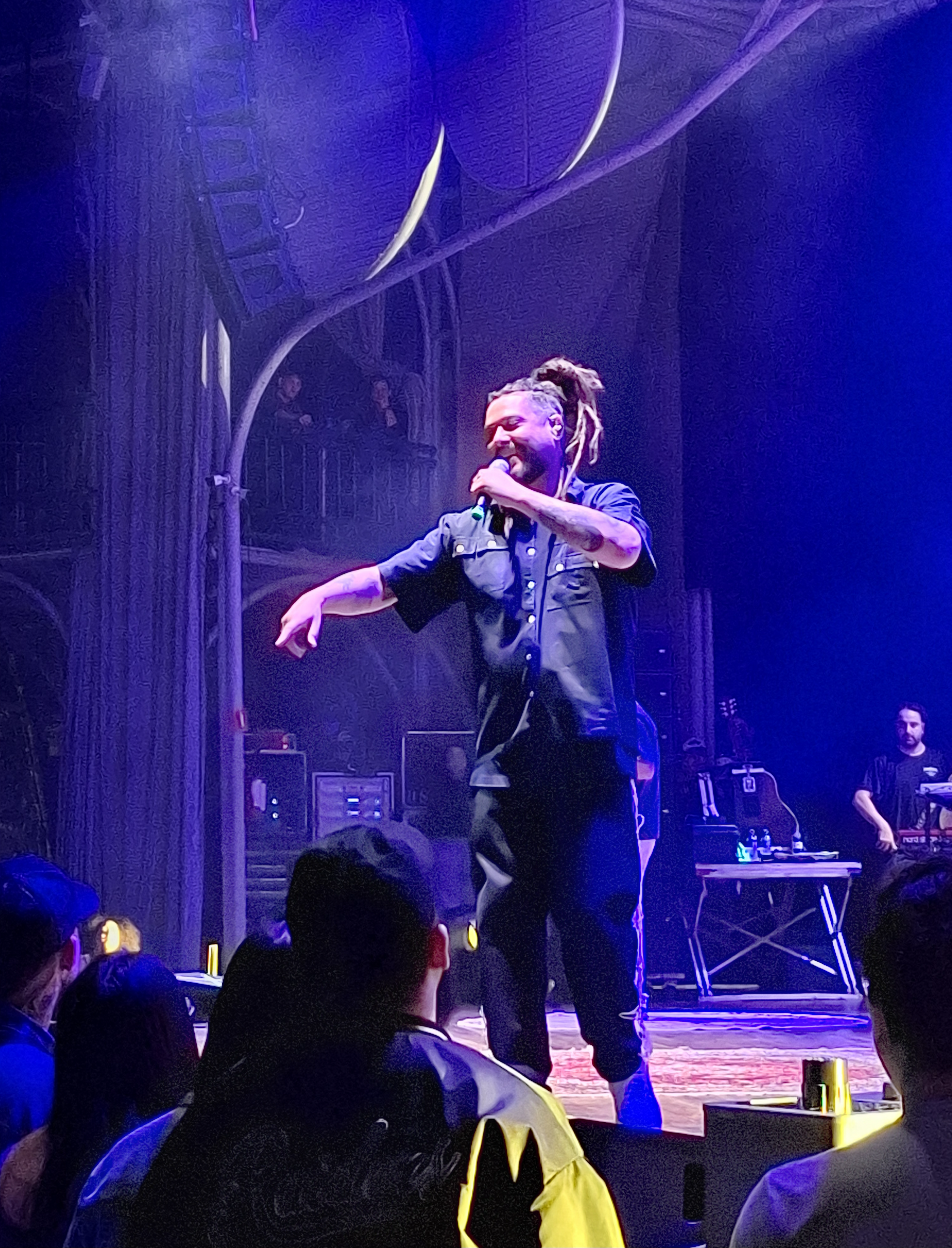 Reggae e nostalgia: Maneva lota Ópera de Arame na turnê 20 Anos – Origem