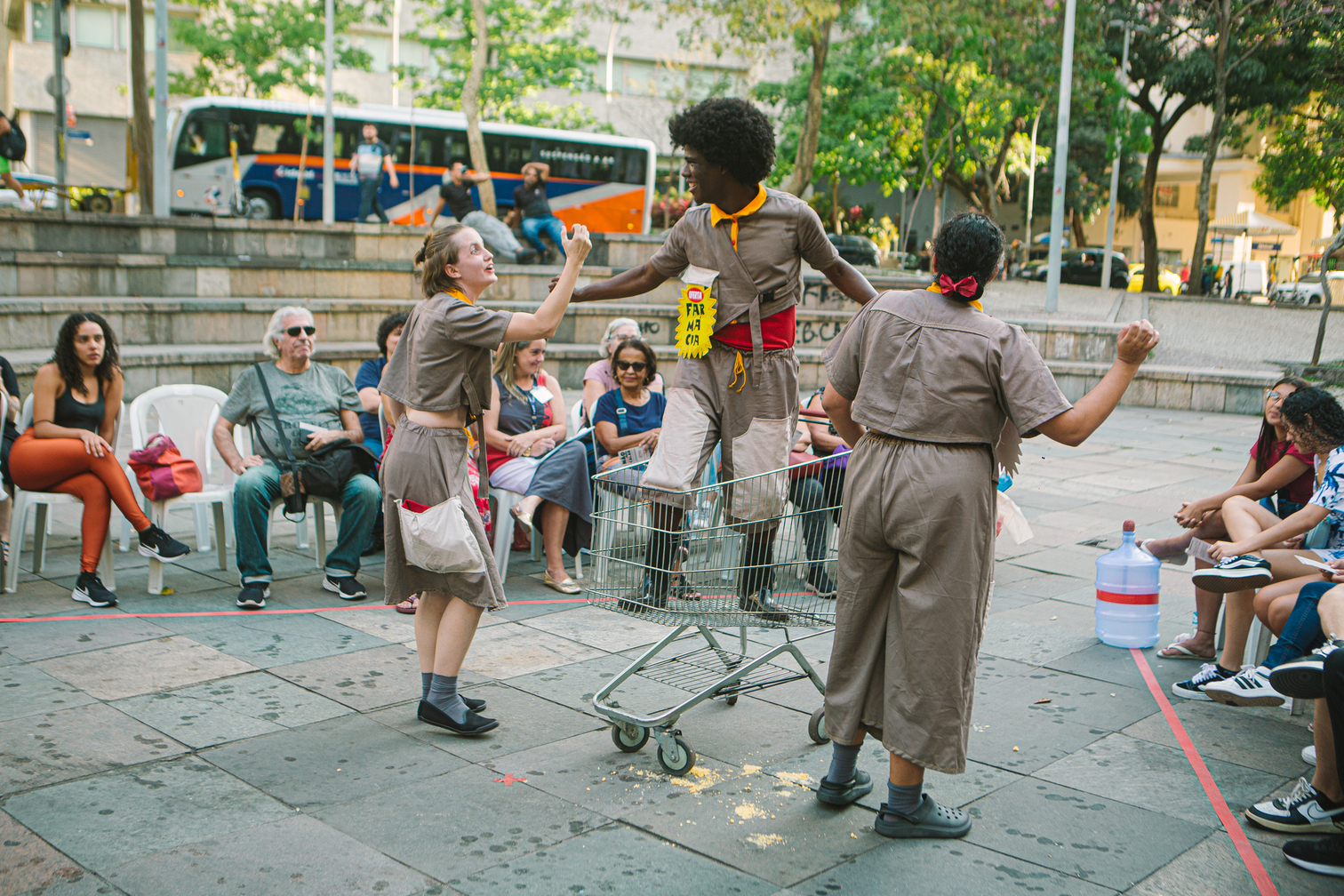 Espetáculo “Aniversário Guanabara” imagina um futuro distópico marcado pela fome, em que esse grande evento acontece pela última vez