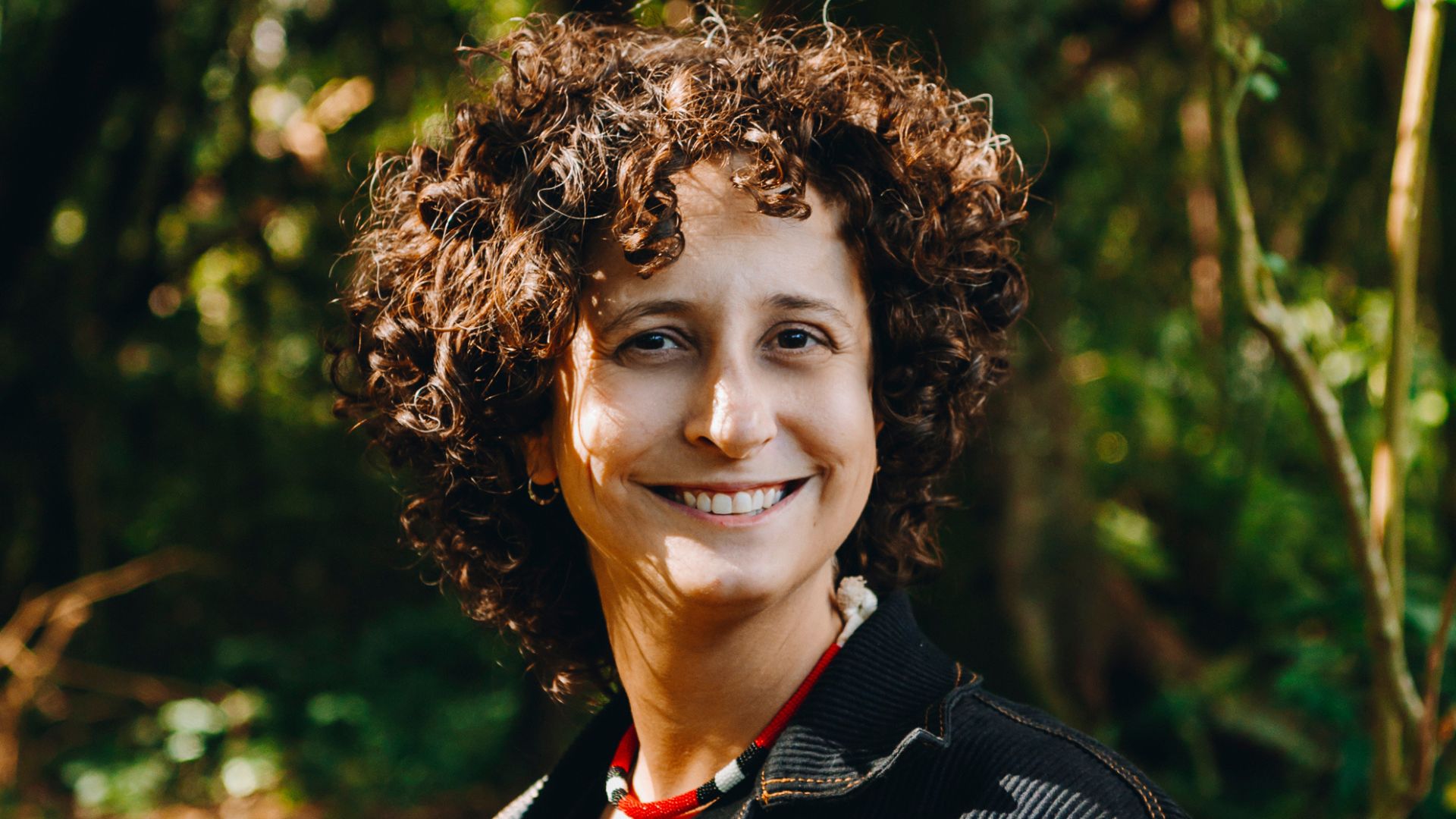 Romance lésbico, mistério e nostalgia millennial marcam estreia de Rai Gradowski