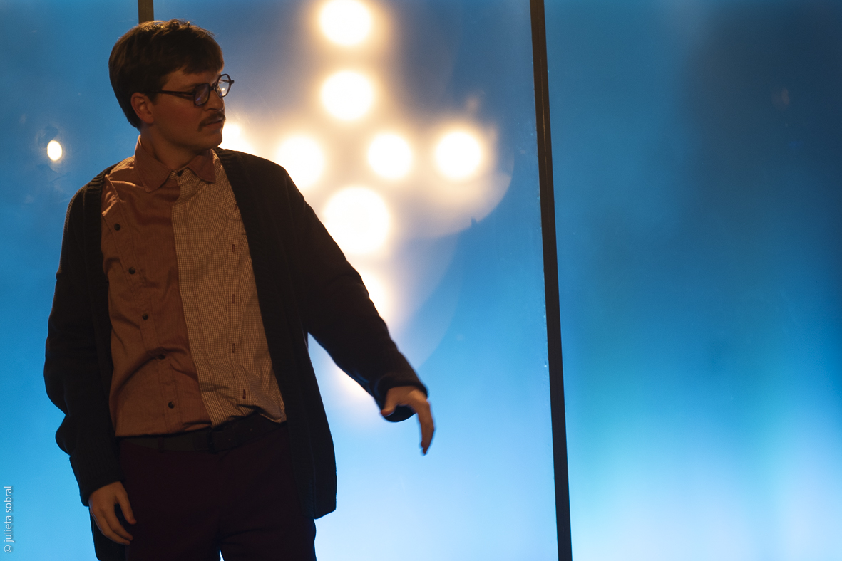 O Dinossauro de Plástico: Depois de duas temporadas com ingressos esgotados, o monólogo estrelado por Rafael Saraiva faz curta temporada no Teatro Domingos Oliveira