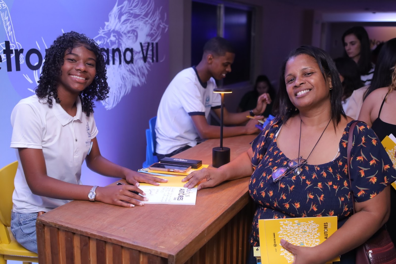 Estudantes da rede estadual lançam livro em tarde de autógrafos no Rio de Janeiro