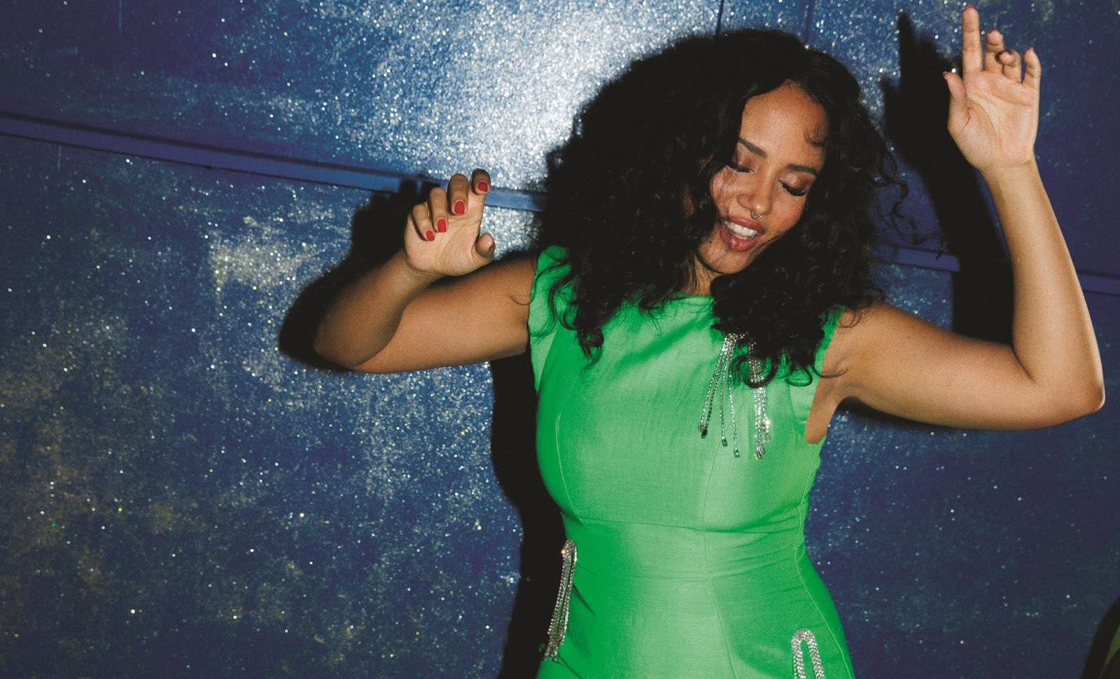 Mayra Andrade apresenta turnê “ReEncanto” em Curitiba