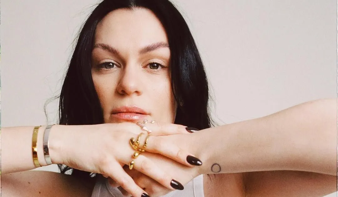 Jessie J fala sobre diagnóstico de câncer e reflete sobre vida e arte em discurso emocionante