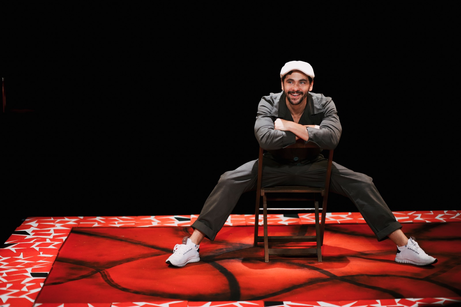 Comédia “Raspadinhas” chega a Copacabana expondo com humor e crítica a relação do brasileiro com a sorte e os jogos de azar