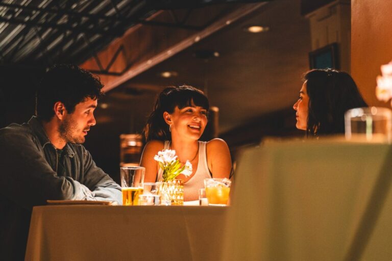 Doce e Amargo: Uma análise das relações modernas em “Entre Nós”