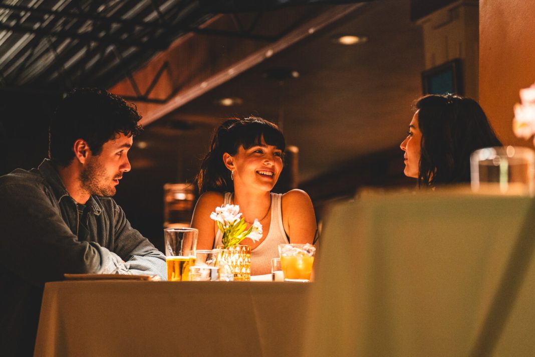 Doce e Amargo: Uma análise das relações modernas em “Entre Nós”