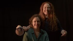 Espetáculo “Minha Vó Ri” no CCBB Rio até o dia 9 de fevereiro, primeiro solo da diretora e dramaturga Júlia Bernat