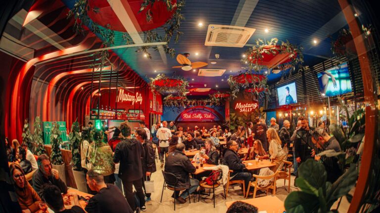 Rua da Música e Mustang Sally promovem o “Music & Motors Rock” neste sábado (24), reunindo música, exposição de carros e gastronomia