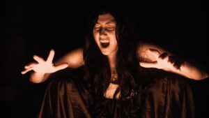 Atriz Vida Santos apresenta ‘ÍSIS’, uma viagem pela memória de uma grande mulher