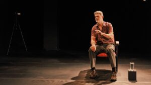 Festival de Curitiba terá espetáculos com Malu Galli, em “Mulher em Fuga”, e Du Moscovis, com “O Motociclista no Globo da Morte”