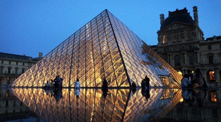 Museu do Louvre, na França, não abriu as portas devido a greve de funcionários