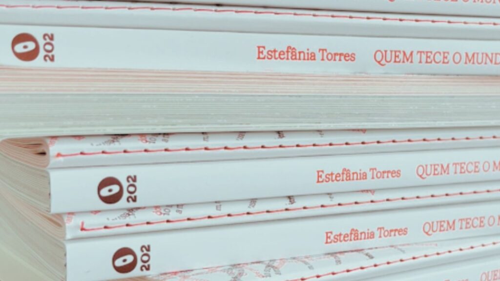 Obra revisita a história da tecnologia a partir do fio e das artes têxteis femininas