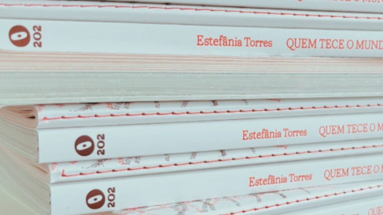 Obra revisita a história da tecnologia a partir do fio e das artes têxteis femininas