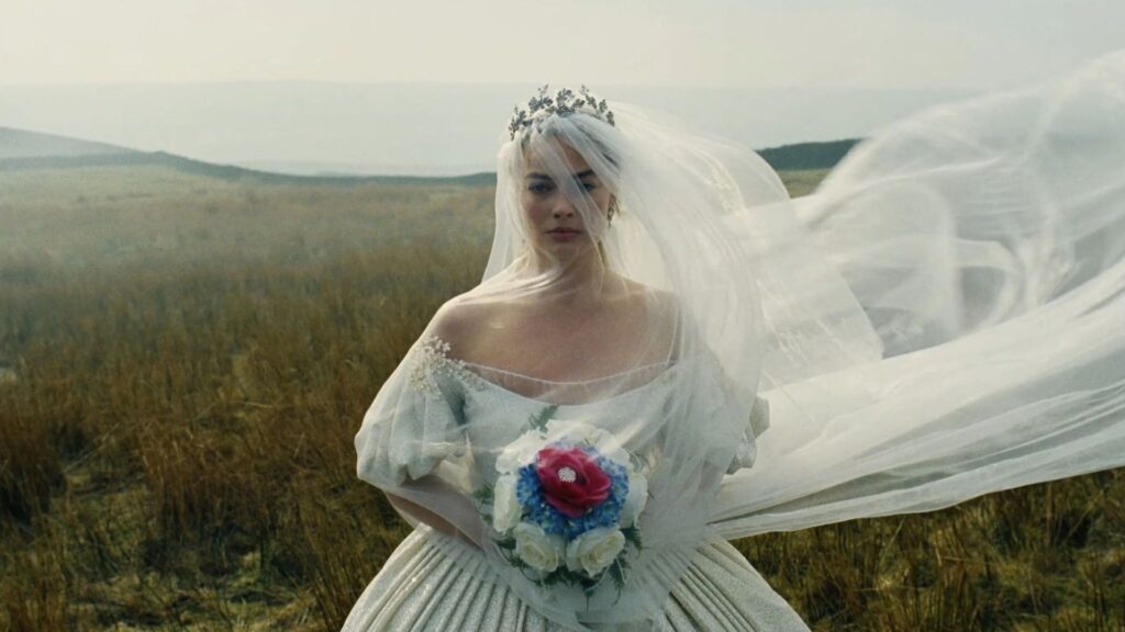 Entre a beleza visual e o excesso sensual, O Morro dos Ventos Uivantes perde profundidade