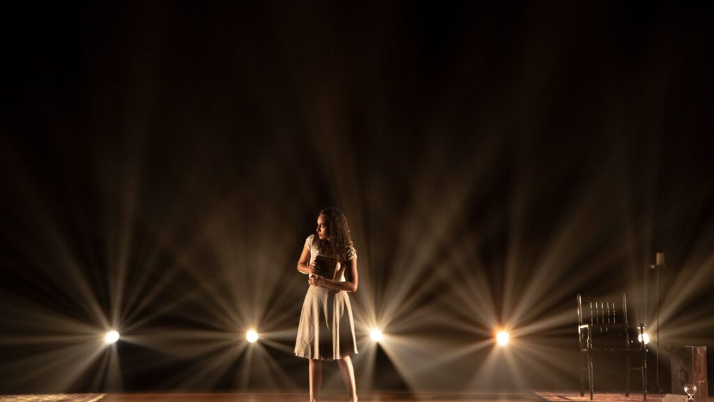 Espetáculo “Anne Frank – A voz que se tem na memória” retorna a Curitiba em apresentação única