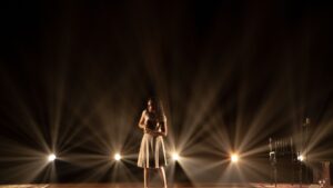 Espetáculo “Anne Frank – A voz que se tem na memória” retorna a Curitiba em apresentação única