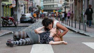 Quando o beijo vira manchete: Garalhufa estreia “BEIJO E ASFALTO ou O fato é:” no Mini Guaíra