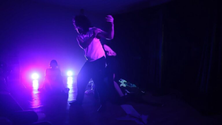 Espetáculo “Teoria do Contrafato” investiga o peso das escolhas não feitas na Mostra Fringe do Festival de Curitiba