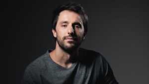 João Fenerich faz 10 anos de carreira com retorno aos palcos e prêmio internacional