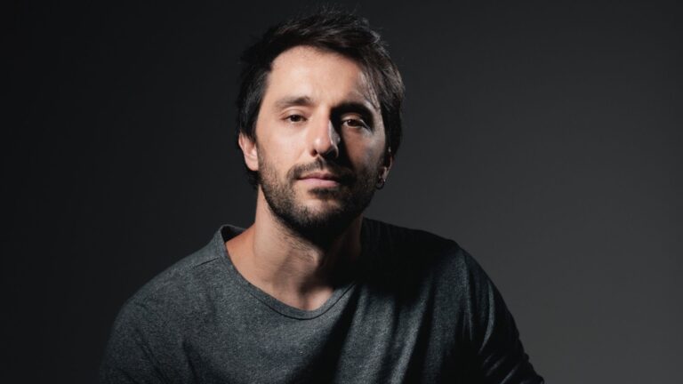 João Fenerich faz 10 anos de carreira com retorno aos palcos e prêmio internacional