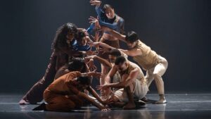 Fringe 2026 apresenta 300 atrações em 11 mostras, Circuito Independente e pelas ruas da cidade; várias são gratuitas